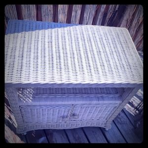 White wicker table/stand